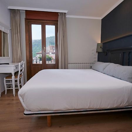 Hostal Lola Isaba Extérieur photo