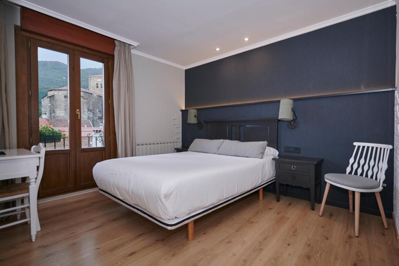 Hostal Lola Isaba Extérieur photo