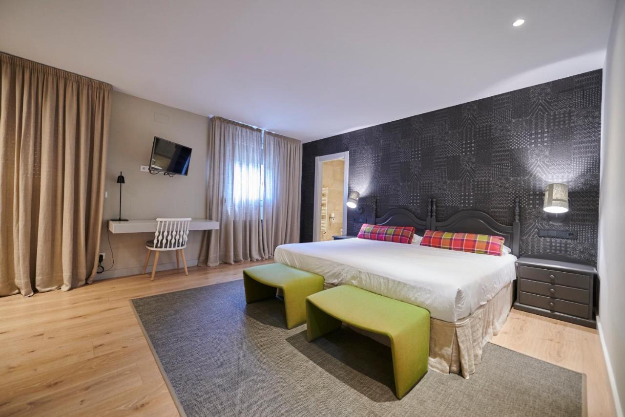 Hostal Lola Isaba Extérieur photo