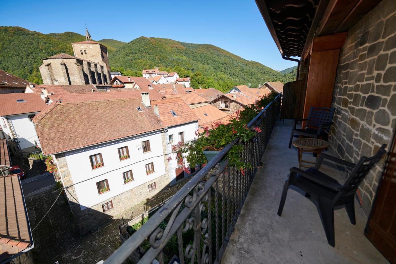 Hostal Lola Isaba Extérieur photo