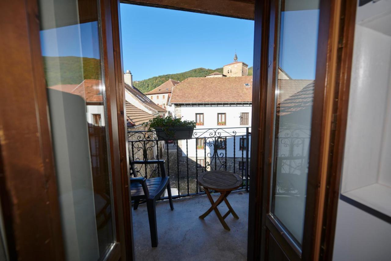 Hostal Lola Isaba Extérieur photo