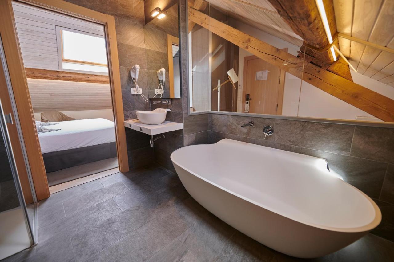 Hostal Lola Isaba Extérieur photo