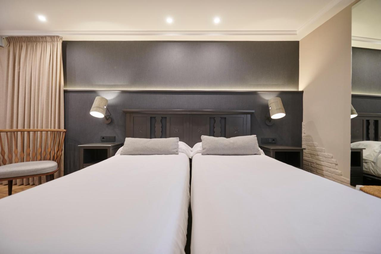 Hostal Lola Isaba Extérieur photo