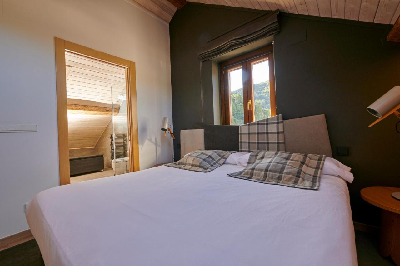 Hostal Lola Isaba Extérieur photo