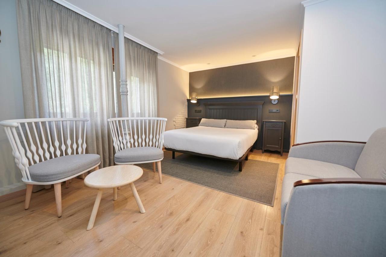 Hostal Lola Isaba Extérieur photo