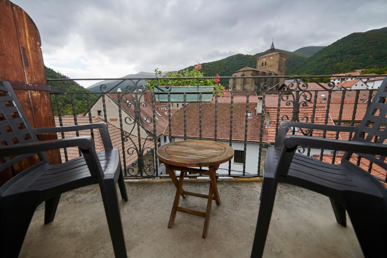 Hostal Lola Isaba Extérieur photo