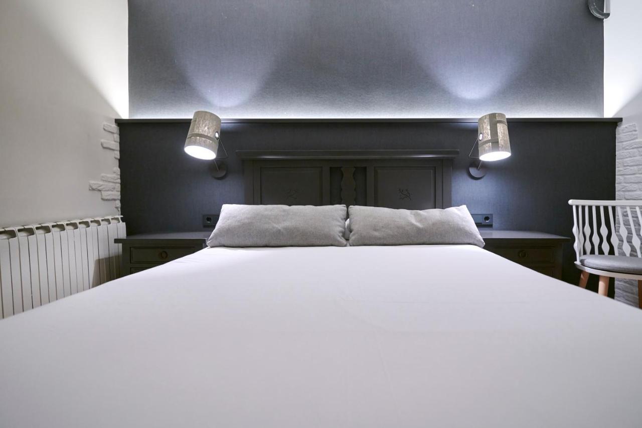 Hostal Lola Isaba Extérieur photo