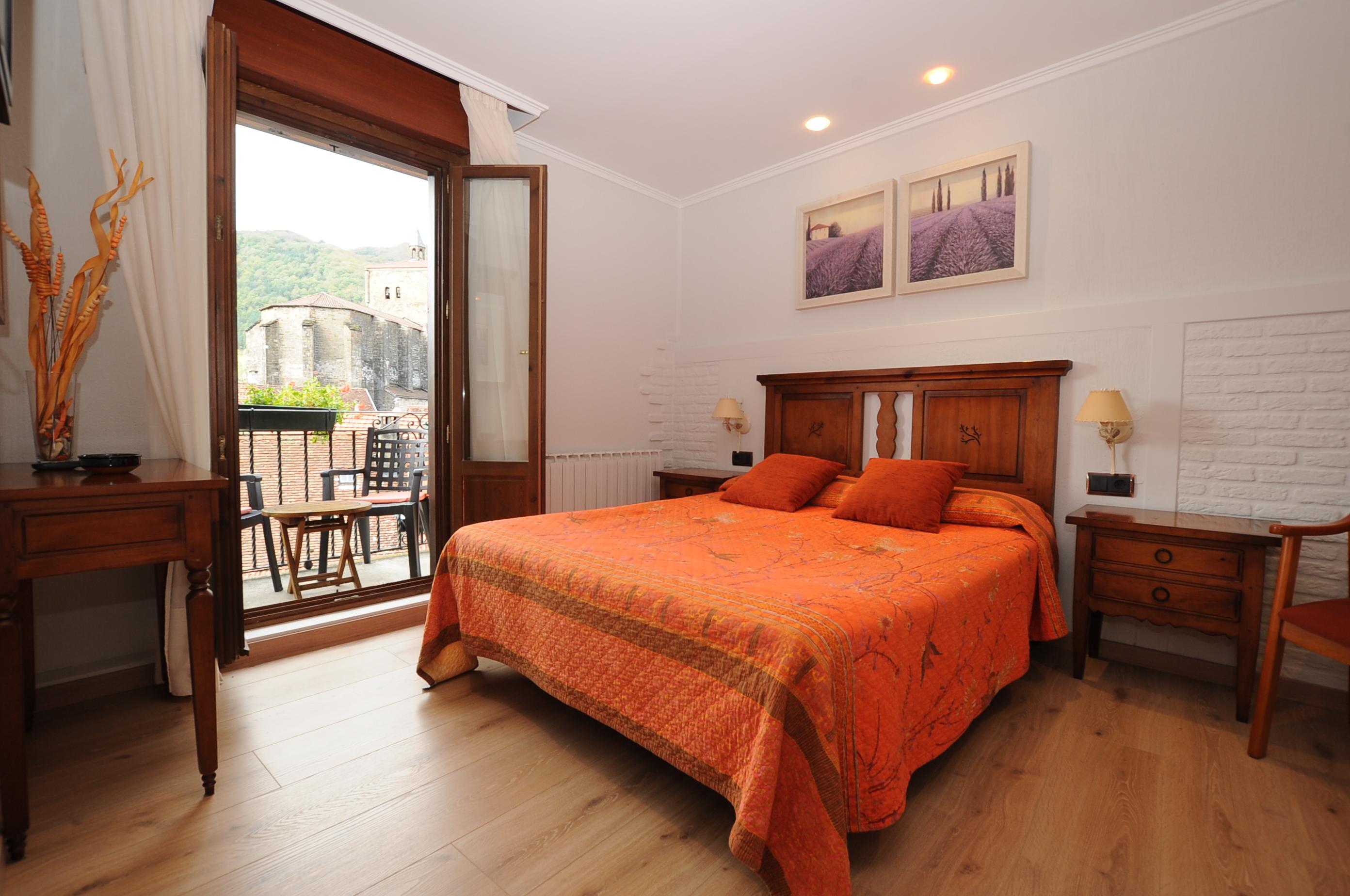 Hostal Lola Isaba Extérieur photo