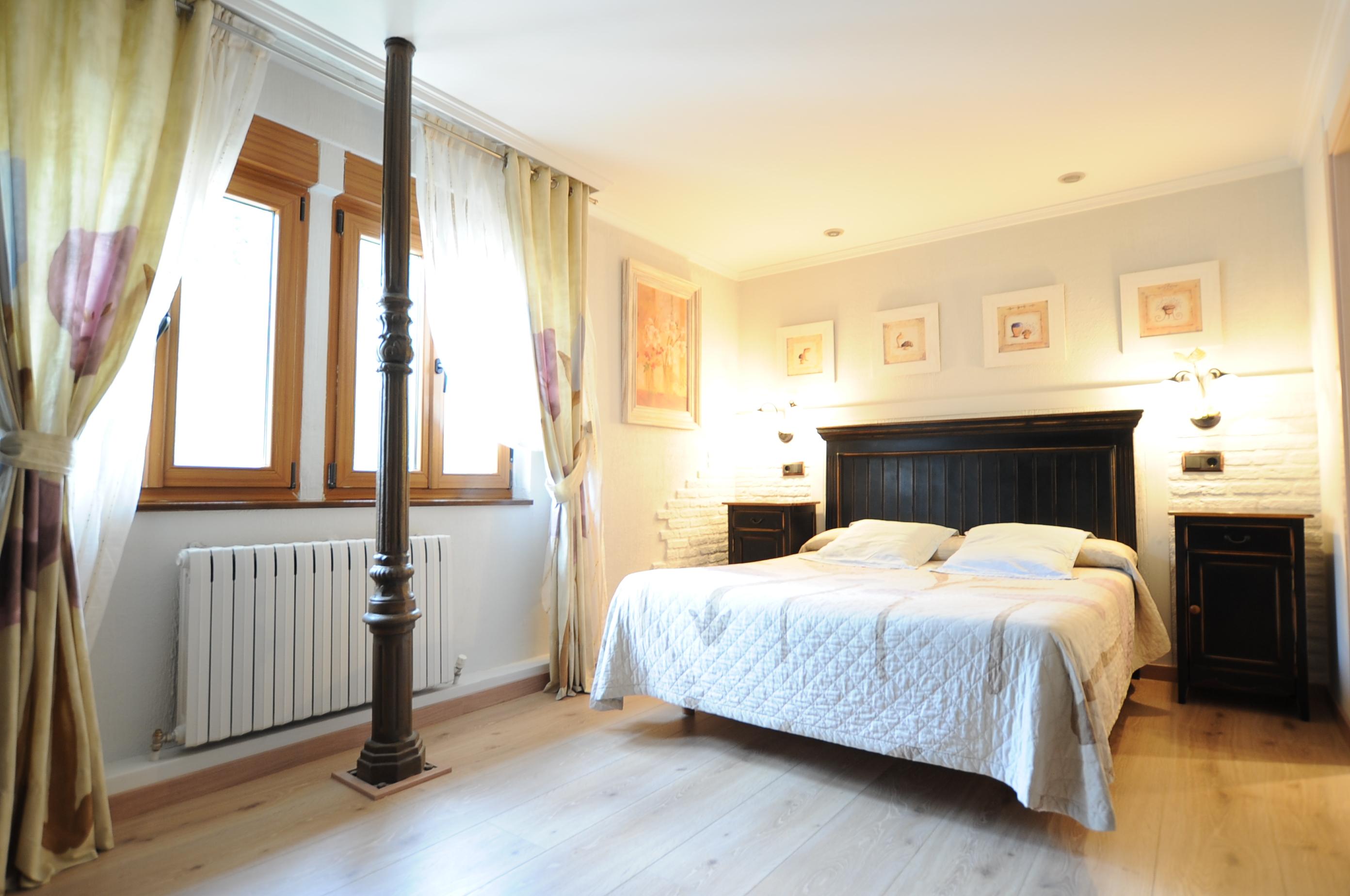 Hostal Lola Isaba Extérieur photo