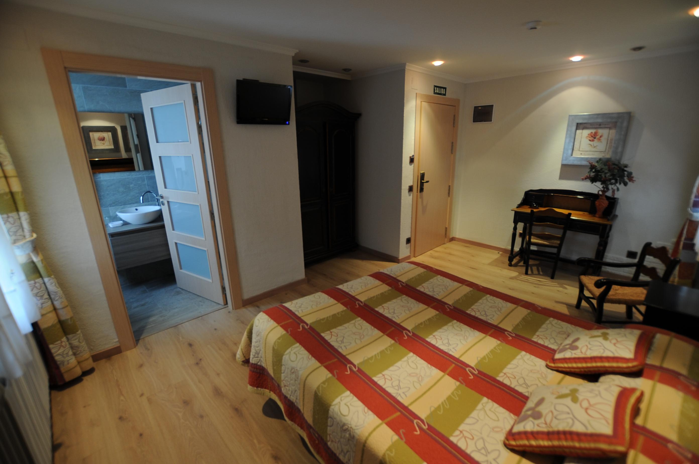 Hostal Lola Isaba Extérieur photo