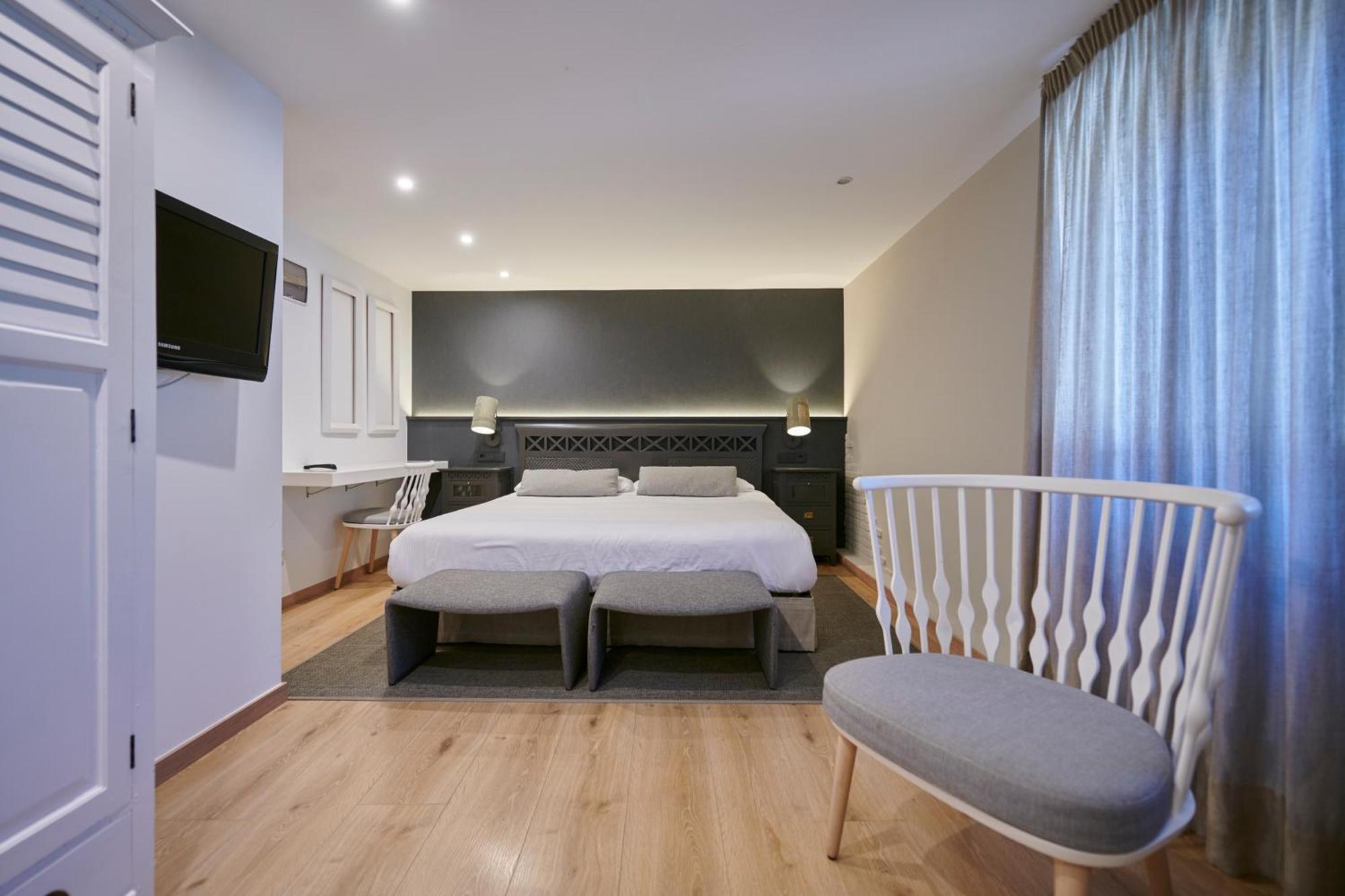 Hostal Lola Isaba Extérieur photo