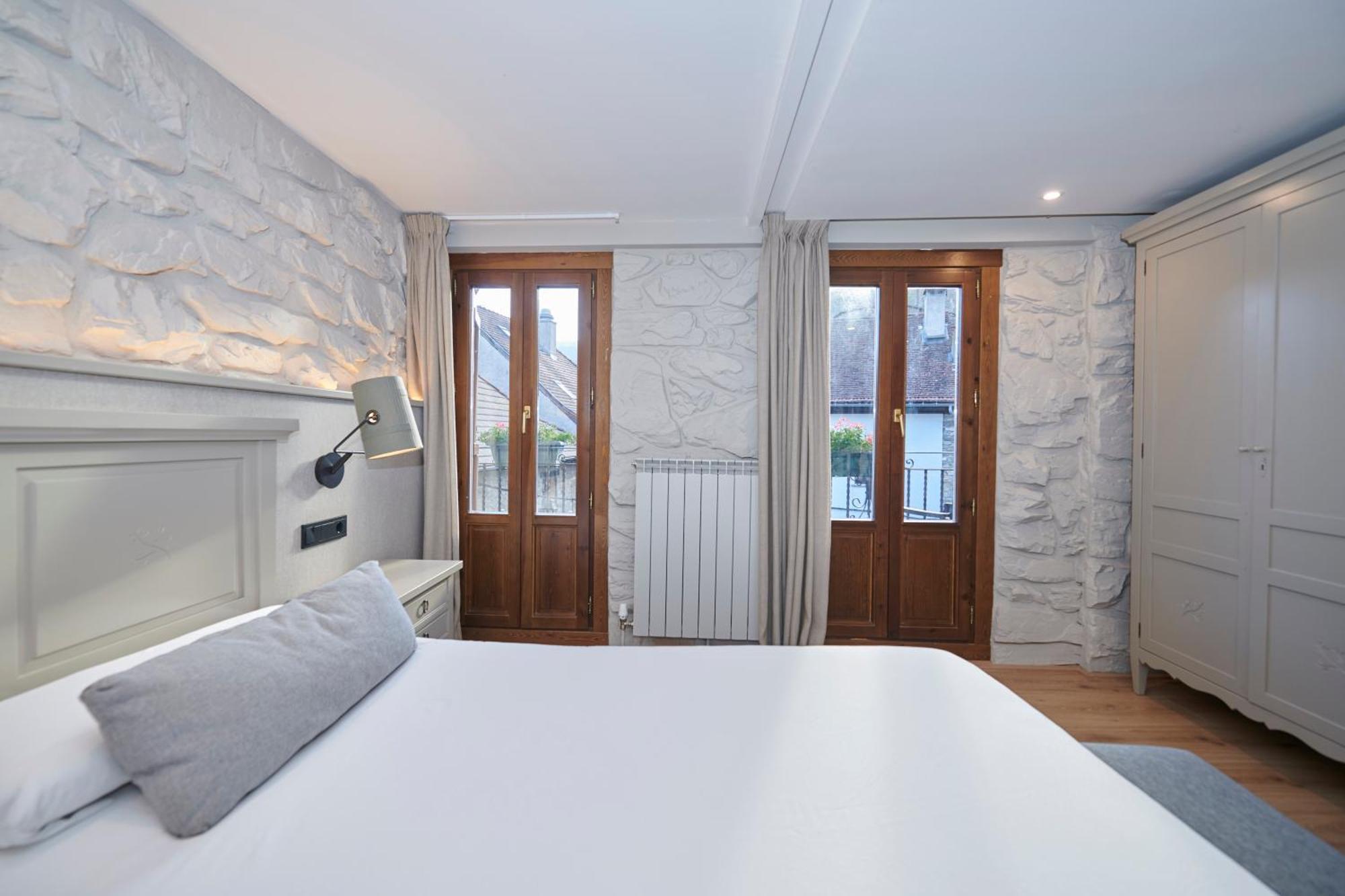 Hostal Lola Isaba Extérieur photo