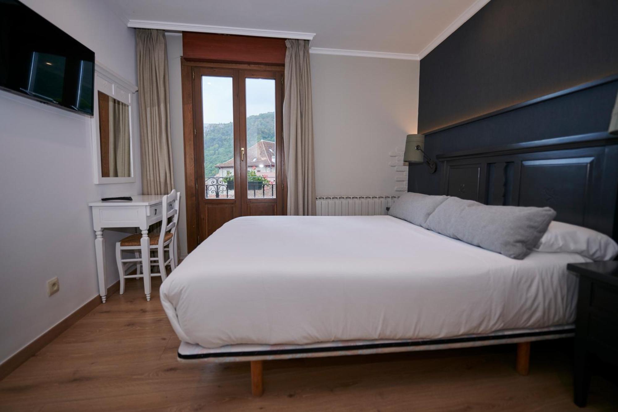 Hostal Lola Isaba Extérieur photo