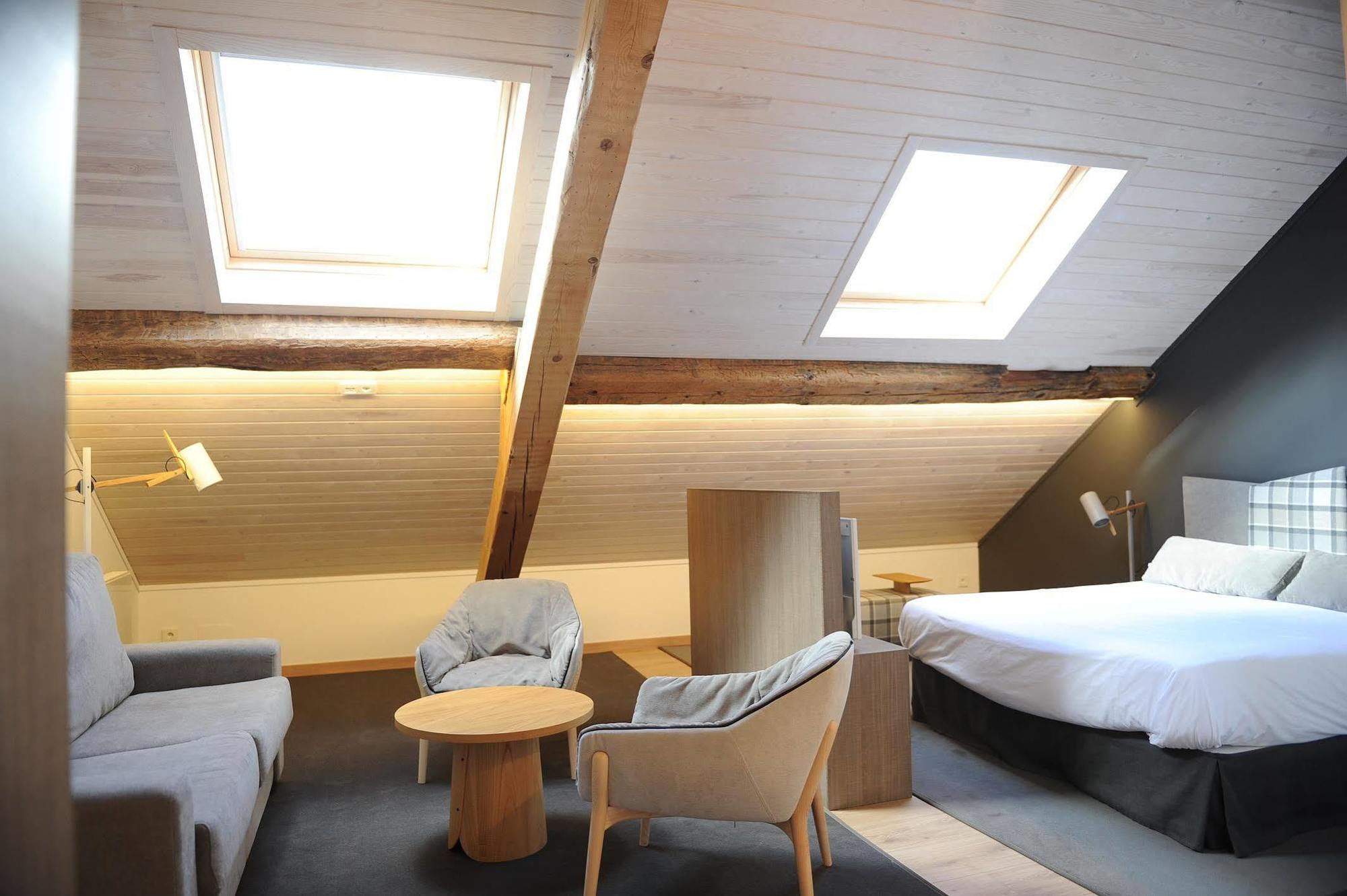 Hostal Lola Isaba Extérieur photo