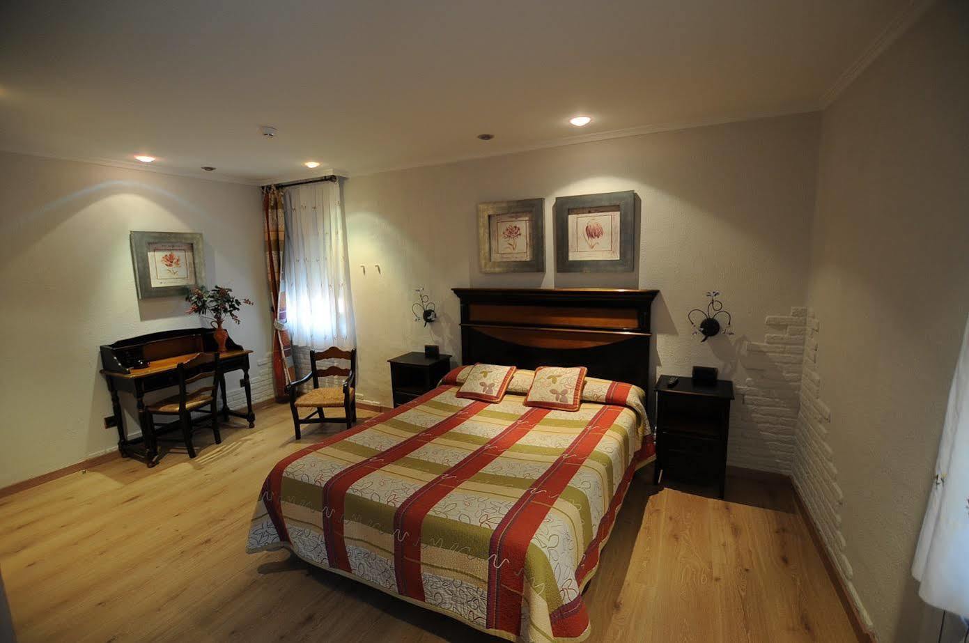 Hostal Lola Isaba Extérieur photo