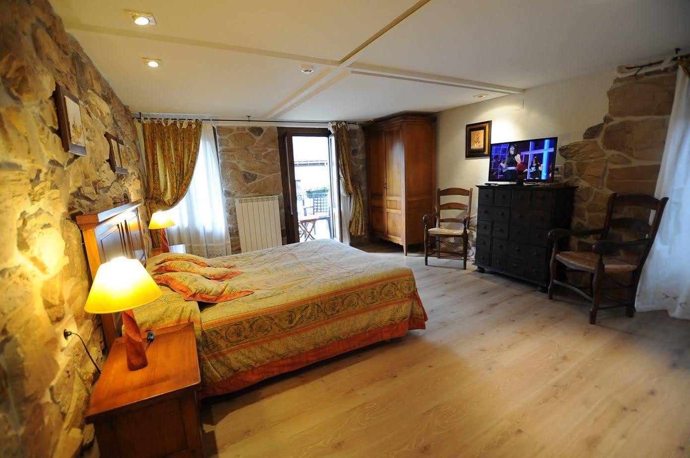 Hostal Lola Isaba Extérieur photo
