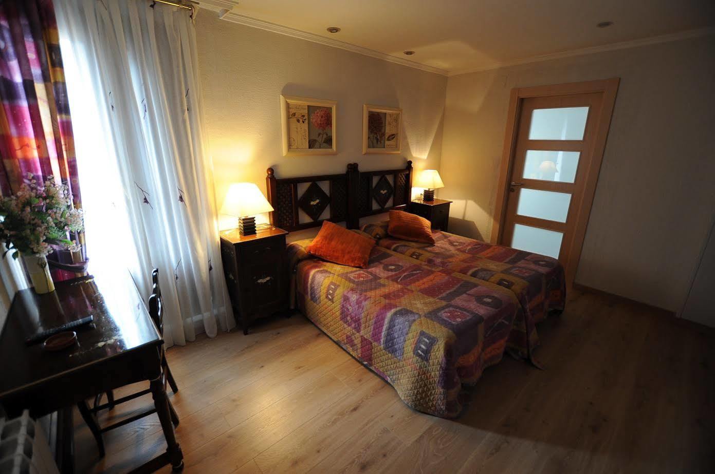 Hostal Lola Isaba Extérieur photo