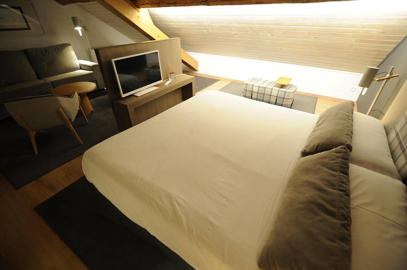 Hostal Lola Isaba Extérieur photo